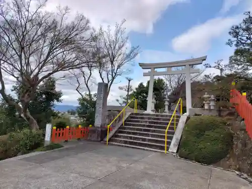 建勲神社の{uncategorized: "未分類", other: "その他", undefined: "問題あり", building: "その他建物", grave: "お墓", sacred_gate: "鳥居", guardian: "狛犬", statue: "像", buddha: "仏像", history: "歴史", nature: "自然", garden: "庭園", animal: "動物", pagoda: "塔", temizu: "手水舎", mountain_gate: "山門・神門", sanctuary: "本殿・本堂", subordinate: "末社・摂社", art: "芸術", scenery: "景色", jizo: "地蔵", ema: "絵馬", goshuin: "御朱印", omikuji: "おみくじ", items: "授与品その他", amulet: "お守り", goshuincho: "御朱印帳", eats: "食事", festival: "お祭り", votive_dance: "神楽", shichigosan: "七五三参", wedding: "結婚式", experience: "体験その他", initially: "初詣", around: "周辺", anti_infection: "感染症対策"}