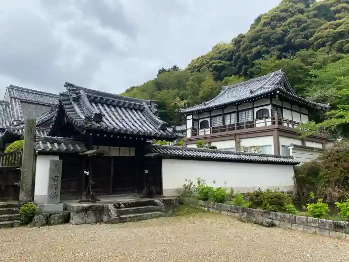 矢田寺南僧坊の{uncategorized: "未分類", other: "その他", undefined: "問題あり", building: "その他建物", grave: "お墓", sacred_gate: "鳥居", guardian: "狛犬", statue: "像", buddha: "仏像", history: "歴史", nature: "自然", garden: "庭園", animal: "動物", pagoda: "塔", temizu: "手水舎", mountain_gate: "山門・神門", sanctuary: "本殿・本堂", subordinate: "末社・摂社", art: "芸術", scenery: "景色", jizo: "地蔵", ema: "絵馬", goshuin: "御朱印", omikuji: "おみくじ", items: "授与品その他", amulet: "お守り", goshuincho: "御朱印帳", eats: "食事", festival: "お祭り", votive_dance: "神楽", shichigosan: "七五三参", wedding: "結婚式", experience: "体験その他", initially: "初詣", around: "周辺", anti_infection: "感染症対策"}
