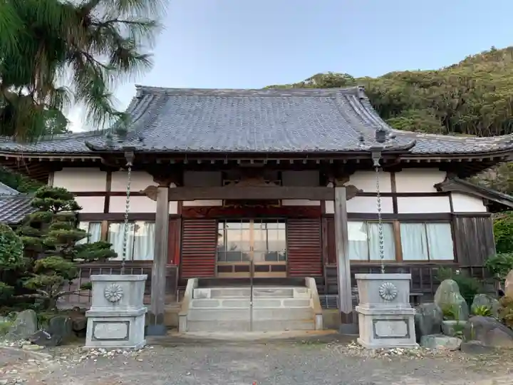 西蓮寺の本殿・本堂