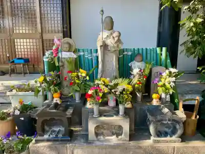 寛受院の{uncategorized: "未分類", other: "その他", undefined: "問題あり", building: "その他建物", grave: "お墓", sacred_gate: "鳥居", guardian: "狛犬", statue: "像", buddha: "仏像", history: "歴史", nature: "自然", garden: "庭園", animal: "動物", pagoda: "塔", temizu: "手水舎", mountain_gate: "山門・神門", sanctuary: "本殿・本堂", subordinate: "末社・摂社", art: "芸術", scenery: "景色", jizo: "地蔵", ema: "絵馬", goshuin: "御朱印", omikuji: "おみくじ", items: "授与品その他", amulet: "お守り", goshuincho: "御朱印帳", eats: "食事", festival: "お祭り", votive_dance: "神楽", shichigosan: "七五三参", wedding: "結婚式", experience: "体験その他", initially: "初詣", around: "周辺", anti_infection: "感染症対策"}