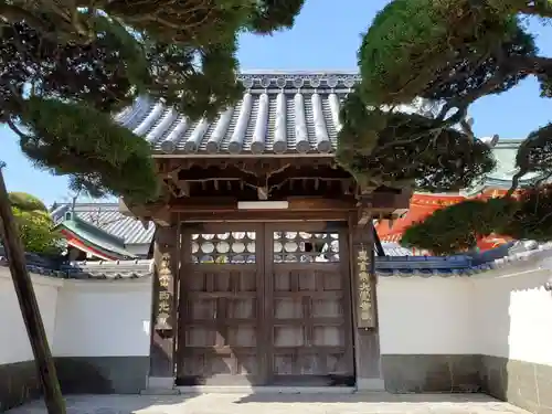 西光寺の山門