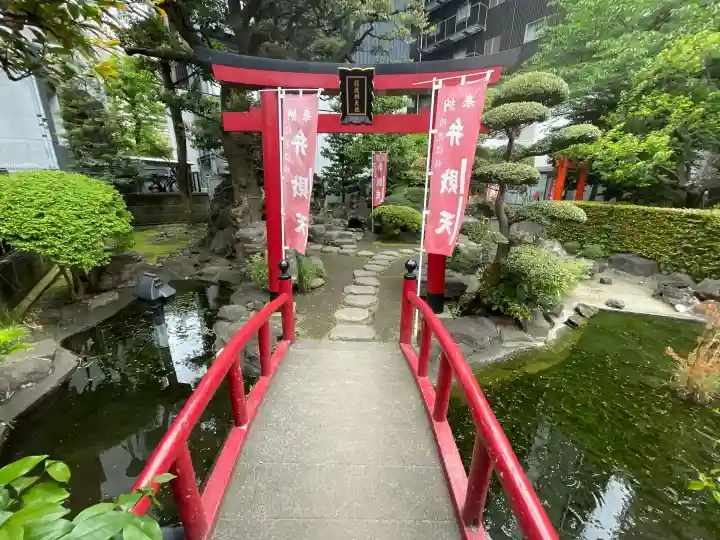 羽衣町厳島神社(関内厳島神社・横浜弁天)の{uncategorized: "未分類", other: "その他", undefined: "問題あり", building: "その他建物", grave: "お墓", sacred_gate: "鳥居", guardian: "狛犬", statue: "像", buddha: "仏像", history: "歴史", nature: "自然", garden: "庭園", animal: "動物", pagoda: "塔", temizu: "手水舎", mountain_gate: "山門・神門", sanctuary: "本殿・本堂", subordinate: "末社・摂社", art: "芸術", scenery: "景色", jizo: "地蔵", ema: "絵馬", goshuin: "御朱印", omikuji: "おみくじ", items: "授与品その他", amulet: "お守り", goshuincho: "御朱印帳", eats: "食事", festival: "お祭り", votive_dance: "神楽", shichigosan: "七五三参", wedding: "結婚式", experience: "体験その他", initially: "初詣", around: "周辺", anti_infection: "感染症対策"}