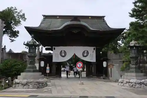豊川閣　妙厳寺の山門・神門