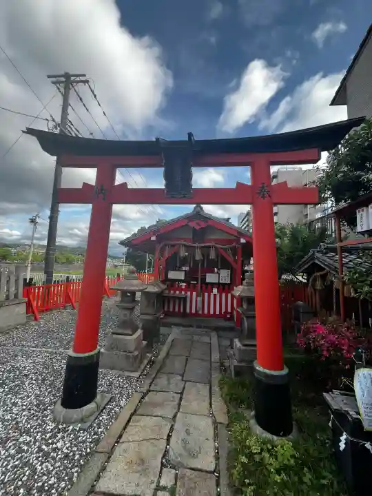 松明殿稲荷神社の{uncategorized: "未分類", other: "その他", undefined: "問題あり", building: "その他建物", grave: "お墓", sacred_gate: "鳥居", guardian: "狛犬", statue: "像", buddha: "仏像", history: "歴史", nature: "自然", garden: "庭園", animal: "動物", pagoda: "塔", temizu: "手水舎", mountain_gate: "山門・神門", sanctuary: "本殿・本堂", subordinate: "末社・摂社", art: "芸術", scenery: "景色", jizo: "地蔵", ema: "絵馬", goshuin: "御朱印", omikuji: "おみくじ", items: "授与品その他", amulet: "お守り", goshuincho: "御朱印帳", eats: "食事", festival: "お祭り", votive_dance: "神楽", shichigosan: "七五三参", wedding: "結婚式", experience: "体験その他", initially: "初詣", around: "周辺", anti_infection: "感染症対策"}