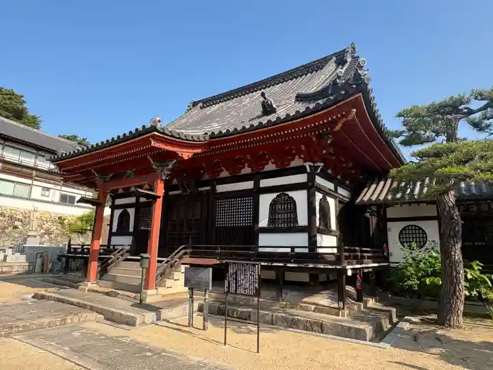 観音寺の{uncategorized: "未分類", other: "その他", undefined: "問題あり", building: "その他建物", grave: "お墓", sacred_gate: "鳥居", guardian: "狛犬", statue: "像", buddha: "仏像", history: "歴史", nature: "自然", garden: "庭園", animal: "動物", pagoda: "塔", temizu: "手水舎", mountain_gate: "山門・神門", sanctuary: "本殿・本堂", subordinate: "末社・摂社", art: "芸術", scenery: "景色", jizo: "地蔵", ema: "絵馬", goshuin: "御朱印", omikuji: "おみくじ", items: "授与品その他", amulet: "お守り", goshuincho: "御朱印帳", eats: "食事", festival: "お祭り", votive_dance: "神楽", shichigosan: "七五三参", wedding: "結婚式", experience: "体験その他", initially: "初詣", around: "周辺", anti_infection: "感染症対策"}