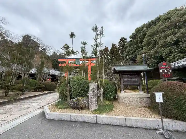 霊山寺の{uncategorized: "未分類", other: "その他", undefined: "問題あり", building: "その他建物", grave: "お墓", sacred_gate: "鳥居", guardian: "狛犬", statue: "像", buddha: "仏像", history: "歴史", nature: "自然", garden: "庭園", animal: "動物", pagoda: "塔", temizu: "手水舎", mountain_gate: "山門・神門", sanctuary: "本殿・本堂", subordinate: "末社・摂社", art: "芸術", scenery: "景色", jizo: "地蔵", ema: "絵馬", goshuin: "御朱印", omikuji: "おみくじ", items: "授与品その他", amulet: "お守り", goshuincho: "御朱印帳", eats: "食事", festival: "お祭り", votive_dance: "神楽", shichigosan: "七五三参", wedding: "結婚式", experience: "体験その他", initially: "初詣", around: "周辺", anti_infection: "感染症対策"}