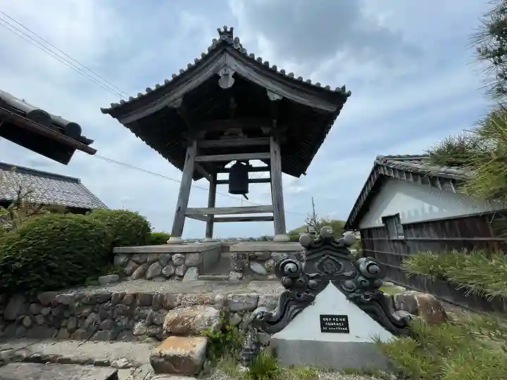 光臨寺の{uncategorized: "未分類", other: "その他", undefined: "問題あり", building: "その他建物", grave: "お墓", sacred_gate: "鳥居", guardian: "狛犬", statue: "像", buddha: "仏像", history: "歴史", nature: "自然", garden: "庭園", animal: "動物", pagoda: "塔", temizu: "手水舎", mountain_gate: "山門・神門", sanctuary: "本殿・本堂", subordinate: "末社・摂社", art: "芸術", scenery: "景色", jizo: "地蔵", ema: "絵馬", goshuin: "御朱印", omikuji: "おみくじ", items: "授与品その他", amulet: "お守り", goshuincho: "御朱印帳", eats: "食事", festival: "お祭り", votive_dance: "神楽", shichigosan: "七五三参", wedding: "結婚式", experience: "体験その他", initially: "初詣", around: "周辺", anti_infection: "感染症対策"}