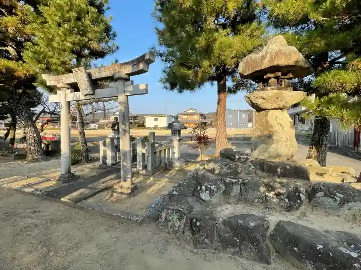 天神社遥拝所の{uncategorized: "未分類", other: "その他", undefined: "問題あり", building: "その他建物", grave: "お墓", sacred_gate: "鳥居", guardian: "狛犬", statue: "像", buddha: "仏像", history: "歴史", nature: "自然", garden: "庭園", animal: "動物", pagoda: "塔", temizu: "手水舎", mountain_gate: "山門・神門", sanctuary: "本殿・本堂", subordinate: "末社・摂社", art: "芸術", scenery: "景色", jizo: "地蔵", ema: "絵馬", goshuin: "御朱印", omikuji: "おみくじ", items: "授与品その他", amulet: "お守り", goshuincho: "御朱印帳", eats: "食事", festival: "お祭り", votive_dance: "神楽", shichigosan: "七五三参", wedding: "結婚式", experience: "体験その他", initially: "初詣", around: "周辺", anti_infection: "感染症対策"}