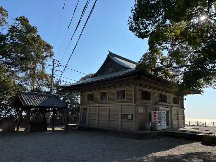 久能山東照宮の{uncategorized: "未分類", other: "その他", undefined: "問題あり", building: "その他建物", grave: "お墓", sacred_gate: "鳥居", guardian: "狛犬", statue: "像", buddha: "仏像", history: "歴史", nature: "自然", garden: "庭園", animal: "動物", pagoda: "塔", temizu: "手水舎", mountain_gate: "山門・神門", sanctuary: "本殿・本堂", subordinate: "末社・摂社", art: "芸術", scenery: "景色", jizo: "地蔵", ema: "絵馬", goshuin: "御朱印", omikuji: "おみくじ", items: "授与品その他", amulet: "お守り", goshuincho: "御朱印帳", eats: "食事", festival: "お祭り", votive_dance: "神楽", shichigosan: "七五三参", wedding: "結婚式", experience: "体験その他", initially: "初詣", around: "周辺", anti_infection: "感染症対策"}