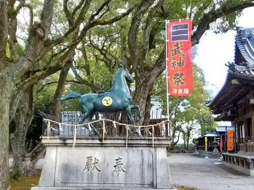 魚吹八幡神社の像