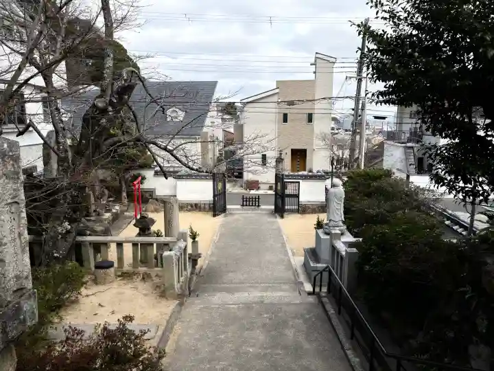 妙光院の{uncategorized: "未分類", other: "その他", undefined: "問題あり", building: "その他建物", grave: "お墓", sacred_gate: "鳥居", guardian: "狛犬", statue: "像", buddha: "仏像", history: "歴史", nature: "自然", garden: "庭園", animal: "動物", pagoda: "塔", temizu: "手水舎", mountain_gate: "山門・神門", sanctuary: "本殿・本堂", subordinate: "末社・摂社", art: "芸術", scenery: "景色", jizo: "地蔵", ema: "絵馬", goshuin: "御朱印", omikuji: "おみくじ", items: "授与品その他", amulet: "お守り", goshuincho: "御朱印帳", eats: "食事", festival: "お祭り", votive_dance: "神楽", shichigosan: "七五三参", wedding: "結婚式", experience: "体験その他", initially: "初詣", around: "周辺", anti_infection: "感染症対策"}