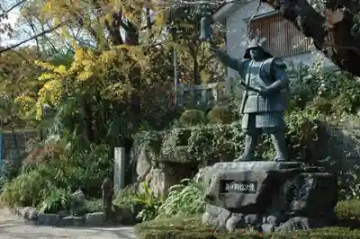 真田山 三光神社の像