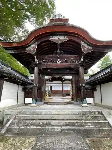 西教寺の山門