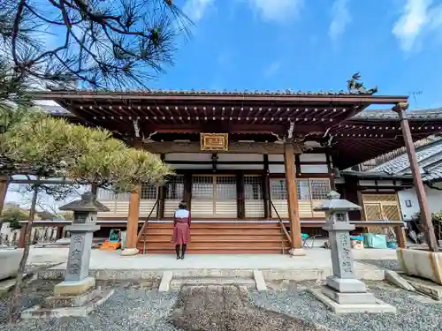 隆讃寺の本殿・本堂