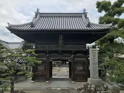 西林寺の山門