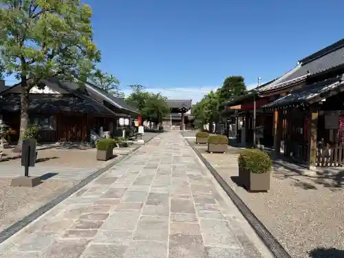 壬生寺の{uncategorized: "未分類", other: "その他", undefined: "問題あり", building: "その他建物", grave: "お墓", sacred_gate: "鳥居", guardian: "狛犬", statue: "像", buddha: "仏像", history: "歴史", nature: "自然", garden: "庭園", animal: "動物", pagoda: "塔", temizu: "手水舎", mountain_gate: "山門・神門", sanctuary: "本殿・本堂", subordinate: "末社・摂社", art: "芸術", scenery: "景色", jizo: "地蔵", ema: "絵馬", goshuin: "御朱印", omikuji: "おみくじ", items: "授与品その他", amulet: "お守り", goshuincho: "御朱印帳", eats: "食事", festival: "お祭り", votive_dance: "神楽", shichigosan: "七五三参", wedding: "結婚式", experience: "体験その他", initially: "初詣", around: "周辺", anti_infection: "感染症対策"}