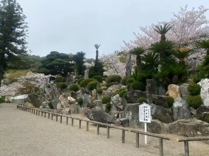 粉河寺の{uncategorized: "未分類", other: "その他", undefined: "問題あり", building: "その他建物", grave: "お墓", sacred_gate: "鳥居", guardian: "狛犬", statue: "像", buddha: "仏像", history: "歴史", nature: "自然", garden: "庭園", animal: "動物", pagoda: "塔", temizu: "手水舎", mountain_gate: "山門・神門", sanctuary: "本殿・本堂", subordinate: "末社・摂社", art: "芸術", scenery: "景色", jizo: "地蔵", ema: "絵馬", goshuin: "御朱印", omikuji: "おみくじ", items: "授与品その他", amulet: "お守り", goshuincho: "御朱印帳", eats: "食事", festival: "お祭り", votive_dance: "神楽", shichigosan: "七五三参", wedding: "結婚式", experience: "体験その他", initially: "初詣", around: "周辺", anti_infection: "感染症対策"}
