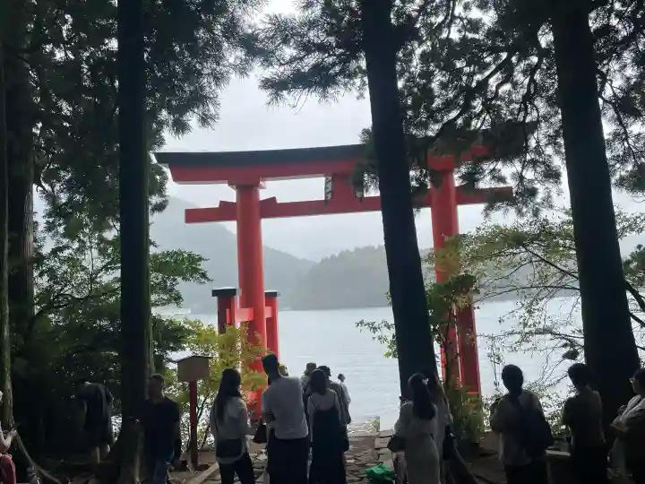 箱根神社の{uncategorized: "未分類", other: "その他", undefined: "問題あり", building: "その他建物", grave: "お墓", sacred_gate: "鳥居", guardian: "狛犬", statue: "像", buddha: "仏像", history: "歴史", nature: "自然", garden: "庭園", animal: "動物", pagoda: "塔", temizu: "手水舎", mountain_gate: "山門・神門", sanctuary: "本殿・本堂", subordinate: "末社・摂社", art: "芸術", scenery: "景色", jizo: "地蔵", ema: "絵馬", goshuin: "御朱印", omikuji: "おみくじ", items: "授与品その他", amulet: "お守り", goshuincho: "御朱印帳", eats: "食事", festival: "お祭り", votive_dance: "神楽", shichigosan: "七五三参", wedding: "結婚式", experience: "体験その他", initially: "初詣", around: "周辺", anti_infection: "感染症対策"}
