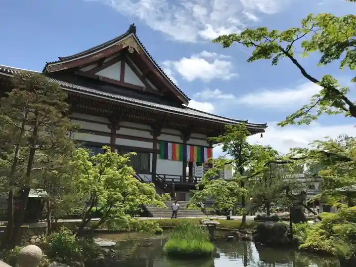 西新井大師総持寺の本殿・本堂