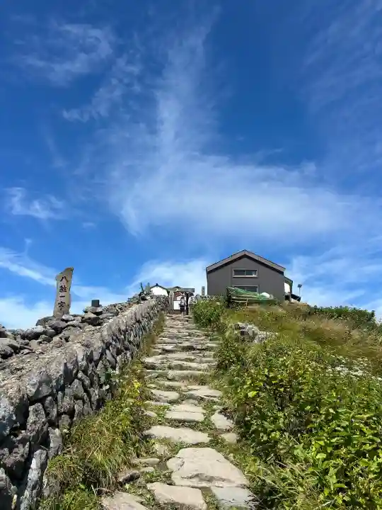 月山神社本宮の{uncategorized: "未分類", other: "その他", undefined: "問題あり", building: "その他建物", grave: "お墓", sacred_gate: "鳥居", guardian: "狛犬", statue: "像", buddha: "仏像", history: "歴史", nature: "自然", garden: "庭園", animal: "動物", pagoda: "塔", temizu: "手水舎", mountain_gate: "山門・神門", sanctuary: "本殿・本堂", subordinate: "末社・摂社", art: "芸術", scenery: "景色", jizo: "地蔵", ema: "絵馬", goshuin: "御朱印", omikuji: "おみくじ", items: "授与品その他", amulet: "お守り", goshuincho: "御朱印帳", eats: "食事", festival: "お祭り", votive_dance: "神楽", shichigosan: "七五三参", wedding: "結婚式", experience: "体験その他", initially: "初詣", around: "周辺", anti_infection: "感染症対策"}