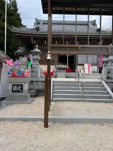 金井神社の{uncategorized: "未分類", other: "その他", undefined: "問題あり", building: "その他建物", grave: "お墓", sacred_gate: "鳥居", guardian: "狛犬", statue: "像", buddha: "仏像", history: "歴史", nature: "自然", garden: "庭園", animal: "動物", pagoda: "塔", temizu: "手水舎", mountain_gate: "山門・神門", sanctuary: "本殿・本堂", subordinate: "末社・摂社", art: "芸術", scenery: "景色", jizo: "地蔵", ema: "絵馬", goshuin: "御朱印", omikuji: "おみくじ", items: "授与品その他", amulet: "お守り", goshuincho: "御朱印帳", eats: "食事", festival: "お祭り", votive_dance: "神楽", shichigosan: "七五三参", wedding: "結婚式", experience: "体験その他", initially: "初詣", around: "周辺", anti_infection: "感染症対策"}