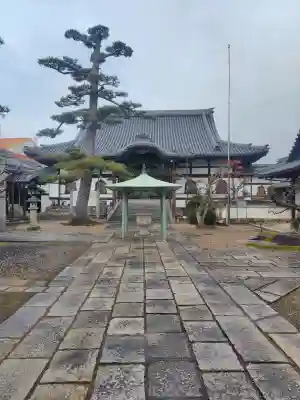 龍光寺の{uncategorized: "未分類", other: "その他", undefined: "問題あり", building: "その他建物", grave: "お墓", sacred_gate: "鳥居", guardian: "狛犬", statue: "像", buddha: "仏像", history: "歴史", nature: "自然", garden: "庭園", animal: "動物", pagoda: "塔", temizu: "手水舎", mountain_gate: "山門・神門", sanctuary: "本殿・本堂", subordinate: "末社・摂社", art: "芸術", scenery: "景色", jizo: "地蔵", ema: "絵馬", goshuin: "御朱印", omikuji: "おみくじ", items: "授与品その他", amulet: "お守り", goshuincho: "御朱印帳", eats: "食事", festival: "お祭り", votive_dance: "神楽", shichigosan: "七五三参", wedding: "結婚式", experience: "体験その他", initially: "初詣", around: "周辺", anti_infection: "感染症対策"}
