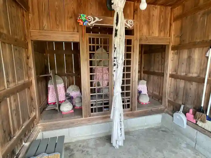 地蔵堂 (稗谷大願王)の{uncategorized: "未分類", other: "その他", undefined: "問題あり", building: "その他建物", grave: "お墓", sacred_gate: "鳥居", guardian: "狛犬", statue: "像", buddha: "仏像", history: "歴史", nature: "自然", garden: "庭園", animal: "動物", pagoda: "塔", temizu: "手水舎", mountain_gate: "山門・神門", sanctuary: "本殿・本堂", subordinate: "末社・摂社", art: "芸術", scenery: "景色", jizo: "地蔵", ema: "絵馬", goshuin: "御朱印", omikuji: "おみくじ", items: "授与品その他", amulet: "お守り", goshuincho: "御朱印帳", eats: "食事", festival: "お祭り", votive_dance: "神楽", shichigosan: "七五三参", wedding: "結婚式", experience: "体験その他", initially: "初詣", around: "周辺", anti_infection: "感染症対策"}