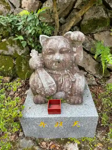 お松大権現の{uncategorized: "未分類", other: "その他", undefined: "問題あり", building: "その他建物", grave: "お墓", sacred_gate: "鳥居", guardian: "狛犬", statue: "像", buddha: "仏像", history: "歴史", nature: "自然", garden: "庭園", animal: "動物", pagoda: "塔", temizu: "手水舎", mountain_gate: "山門・神門", sanctuary: "本殿・本堂", subordinate: "末社・摂社", art: "芸術", scenery: "景色", jizo: "地蔵", ema: "絵馬", goshuin: "御朱印", omikuji: "おみくじ", items: "授与品その他", amulet: "お守り", goshuincho: "御朱印帳", eats: "食事", festival: "お祭り", votive_dance: "神楽", shichigosan: "七五三参", wedding: "結婚式", experience: "体験その他", initially: "初詣", around: "周辺", anti_infection: "感染症対策"}