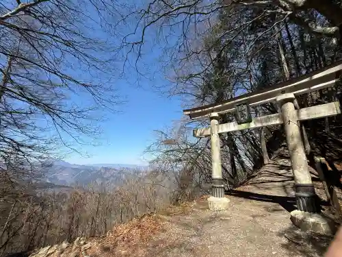 三峯神社奥宮の{uncategorized: "未分類", other: "その他", undefined: "問題あり", building: "その他建物", grave: "お墓", sacred_gate: "鳥居", guardian: "狛犬", statue: "像", buddha: "仏像", history: "歴史", nature: "自然", garden: "庭園", animal: "動物", pagoda: "塔", temizu: "手水舎", mountain_gate: "山門・神門", sanctuary: "本殿・本堂", subordinate: "末社・摂社", art: "芸術", scenery: "景色", jizo: "地蔵", ema: "絵馬", goshuin: "御朱印", omikuji: "おみくじ", items: "授与品その他", amulet: "お守り", goshuincho: "御朱印帳", eats: "食事", festival: "お祭り", votive_dance: "神楽", shichigosan: "七五三参", wedding: "結婚式", experience: "体験その他", initially: "初詣", around: "周辺", anti_infection: "感染症対策"}