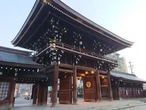 真清田神社の山門