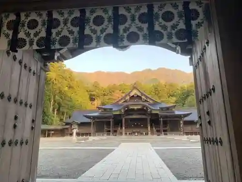 彌彦神社の山門