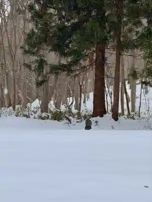 大岩稲荷神社の{uncategorized: "未分類", other: "その他", undefined: "問題あり", building: "その他建物", grave: "お墓", sacred_gate: "鳥居", guardian: "狛犬", statue: "像", buddha: "仏像", history: "歴史", nature: "自然", garden: "庭園", animal: "動物", pagoda: "塔", temizu: "手水舎", mountain_gate: "山門・神門", sanctuary: "本殿・本堂", subordinate: "末社・摂社", art: "芸術", scenery: "景色", jizo: "地蔵", ema: "絵馬", goshuin: "御朱印", omikuji: "おみくじ", items: "授与品その他", amulet: "お守り", goshuincho: "御朱印帳", eats: "食事", festival: "お祭り", votive_dance: "神楽", shichigosan: "七五三参", wedding: "結婚式", experience: "体験その他", initially: "初詣", around: "周辺", anti_infection: "感染症対策"}