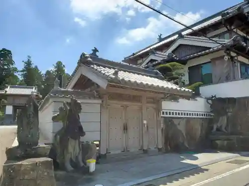 在田寺の山門