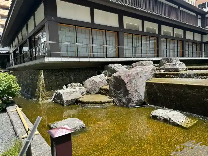 頂法寺(六角堂)の{uncategorized: "未分類", other: "その他", undefined: "問題あり", building: "その他建物", grave: "お墓", sacred_gate: "鳥居", guardian: "狛犬", statue: "像", buddha: "仏像", history: "歴史", nature: "自然", garden: "庭園", animal: "動物", pagoda: "塔", temizu: "手水舎", mountain_gate: "山門・神門", sanctuary: "本殿・本堂", subordinate: "末社・摂社", art: "芸術", scenery: "景色", jizo: "地蔵", ema: "絵馬", goshuin: "御朱印", omikuji: "おみくじ", items: "授与品その他", amulet: "お守り", goshuincho: "御朱印帳", eats: "食事", festival: "お祭り", votive_dance: "神楽", shichigosan: "七五三参", wedding: "結婚式", experience: "体験その他", initially: "初詣", around: "周辺", anti_infection: "感染症対策"}