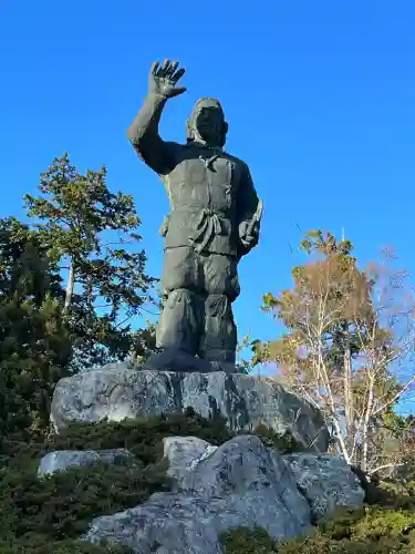 三峯神社の{uncategorized: "未分類", other: "その他", undefined: "問題あり", building: "その他建物", grave: "お墓", sacred_gate: "鳥居", guardian: "狛犬", statue: "像", buddha: "仏像", history: "歴史", nature: "自然", garden: "庭園", animal: "動物", pagoda: "塔", temizu: "手水舎", mountain_gate: "山門・神門", sanctuary: "本殿・本堂", subordinate: "末社・摂社", art: "芸術", scenery: "景色", jizo: "地蔵", ema: "絵馬", goshuin: "御朱印", omikuji: "おみくじ", items: "授与品その他", amulet: "お守り", goshuincho: "御朱印帳", eats: "食事", festival: "お祭り", votive_dance: "神楽", shichigosan: "七五三参", wedding: "結婚式", experience: "体験その他", initially: "初詣", around: "周辺", anti_infection: "感染症対策"}