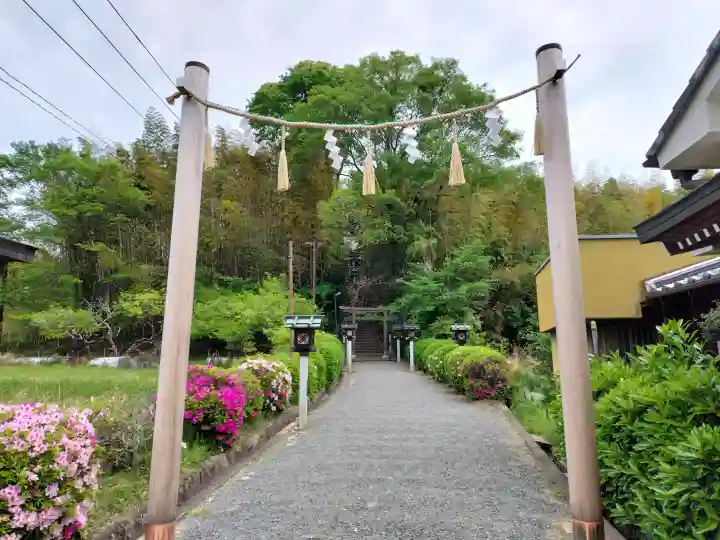 久延彦神社の{uncategorized: "未分類", other: "その他", undefined: "問題あり", building: "その他建物", grave: "お墓", sacred_gate: "鳥居", guardian: "狛犬", statue: "像", buddha: "仏像", history: "歴史", nature: "自然", garden: "庭園", animal: "動物", pagoda: "塔", temizu: "手水舎", mountain_gate: "山門・神門", sanctuary: "本殿・本堂", subordinate: "末社・摂社", art: "芸術", scenery: "景色", jizo: "地蔵", ema: "絵馬", goshuin: "御朱印", omikuji: "おみくじ", items: "授与品その他", amulet: "お守り", goshuincho: "御朱印帳", eats: "食事", festival: "お祭り", votive_dance: "神楽", shichigosan: "七五三参", wedding: "結婚式", experience: "体験その他", initially: "初詣", around: "周辺", anti_infection: "感染症対策"}