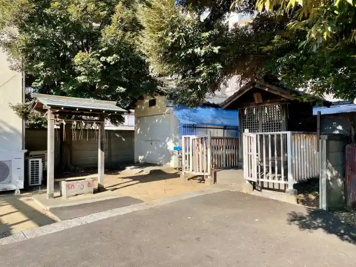 本一色天祖神社の{uncategorized: "未分類", other: "その他", undefined: "問題あり", building: "その他建物", grave: "お墓", sacred_gate: "鳥居", guardian: "狛犬", statue: "像", buddha: "仏像", history: "歴史", nature: "自然", garden: "庭園", animal: "動物", pagoda: "塔", temizu: "手水舎", mountain_gate: "山門・神門", sanctuary: "本殿・本堂", subordinate: "末社・摂社", art: "芸術", scenery: "景色", jizo: "地蔵", ema: "絵馬", goshuin: "御朱印", omikuji: "おみくじ", items: "授与品その他", amulet: "お守り", goshuincho: "御朱印帳", eats: "食事", festival: "お祭り", votive_dance: "神楽", shichigosan: "七五三参", wedding: "結婚式", experience: "体験その他", initially: "初詣", around: "周辺", anti_infection: "感染症対策"}