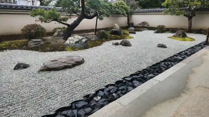 達磨寺の{uncategorized: "未分類", other: "その他", undefined: "問題あり", building: "その他建物", grave: "お墓", sacred_gate: "鳥居", guardian: "狛犬", statue: "像", buddha: "仏像", history: "歴史", nature: "自然", garden: "庭園", animal: "動物", pagoda: "塔", temizu: "手水舎", mountain_gate: "山門・神門", sanctuary: "本殿・本堂", subordinate: "末社・摂社", art: "芸術", scenery: "景色", jizo: "地蔵", ema: "絵馬", goshuin: "御朱印", omikuji: "おみくじ", items: "授与品その他", amulet: "お守り", goshuincho: "御朱印帳", eats: "食事", festival: "お祭り", votive_dance: "神楽", shichigosan: "七五三参", wedding: "結婚式", experience: "体験その他", initially: "初詣", around: "周辺", anti_infection: "感染症対策"}