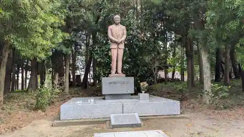 鶴谷八幡宮の像