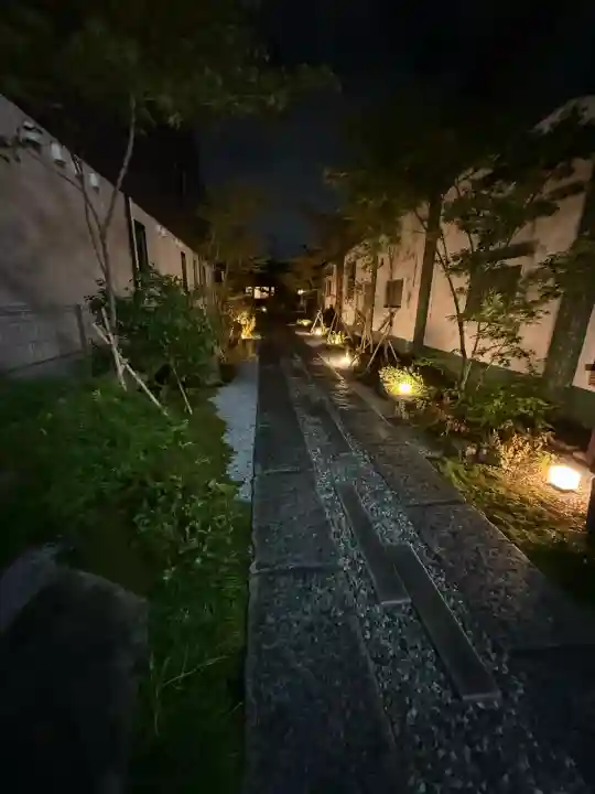 遍照寺の{uncategorized: "未分類", other: "その他", undefined: "問題あり", building: "その他建物", grave: "お墓", sacred_gate: "鳥居", guardian: "狛犬", statue: "像", buddha: "仏像", history: "歴史", nature: "自然", garden: "庭園", animal: "動物", pagoda: "塔", temizu: "手水舎", mountain_gate: "山門・神門", sanctuary: "本殿・本堂", subordinate: "末社・摂社", art: "芸術", scenery: "景色", jizo: "地蔵", ema: "絵馬", goshuin: "御朱印", omikuji: "おみくじ", items: "授与品その他", amulet: "お守り", goshuincho: "御朱印帳", eats: "食事", festival: "お祭り", votive_dance: "神楽", shichigosan: "七五三参", wedding: "結婚式", experience: "体験その他", initially: "初詣", around: "周辺", anti_infection: "感染症対策"}