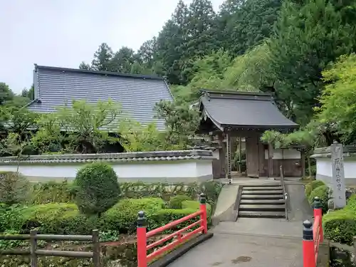 観明院の山門