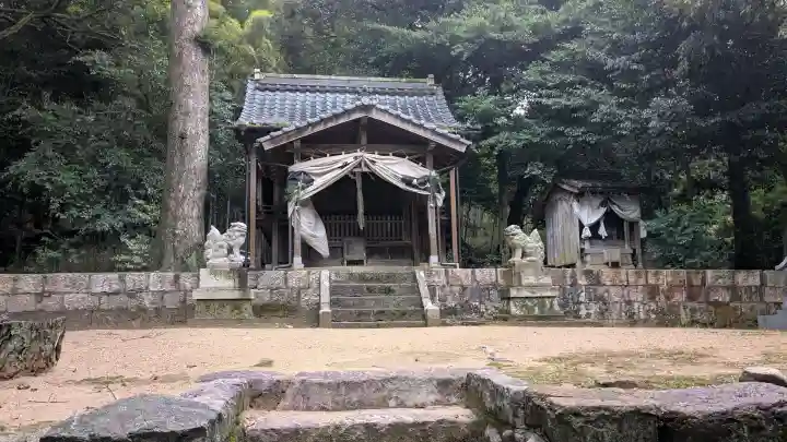 志比前神社の{uncategorized: "未分類", other: "その他", undefined: "問題あり", building: "その他建物", grave: "お墓", sacred_gate: "鳥居", guardian: "狛犬", statue: "像", buddha: "仏像", history: "歴史", nature: "自然", garden: "庭園", animal: "動物", pagoda: "塔", temizu: "手水舎", mountain_gate: "山門・神門", sanctuary: "本殿・本堂", subordinate: "末社・摂社", art: "芸術", scenery: "景色", jizo: "地蔵", ema: "絵馬", goshuin: "御朱印", omikuji: "おみくじ", items: "授与品その他", amulet: "お守り", goshuincho: "御朱印帳", eats: "食事", festival: "お祭り", votive_dance: "神楽", shichigosan: "七五三参", wedding: "結婚式", experience: "体験その他", initially: "初詣", around: "周辺", anti_infection: "感染症対策"}