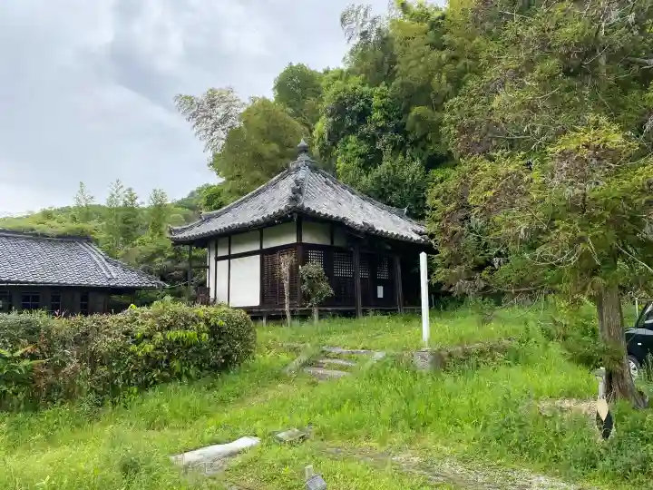東光寺の{uncategorized: "未分類", other: "その他", undefined: "問題あり", building: "その他建物", grave: "お墓", sacred_gate: "鳥居", guardian: "狛犬", statue: "像", buddha: "仏像", history: "歴史", nature: "自然", garden: "庭園", animal: "動物", pagoda: "塔", temizu: "手水舎", mountain_gate: "山門・神門", sanctuary: "本殿・本堂", subordinate: "末社・摂社", art: "芸術", scenery: "景色", jizo: "地蔵", ema: "絵馬", goshuin: "御朱印", omikuji: "おみくじ", items: "授与品その他", amulet: "お守り", goshuincho: "御朱印帳", eats: "食事", festival: "お祭り", votive_dance: "神楽", shichigosan: "七五三参", wedding: "結婚式", experience: "体験その他", initially: "初詣", around: "周辺", anti_infection: "感染症対策"}