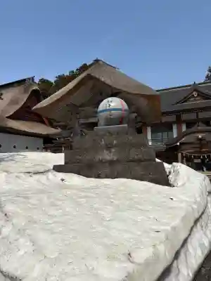 出羽神社(出羽三山神社)～三神合祭殿～の{uncategorized: "未分類", other: "その他", undefined: "問題あり", building: "その他建物", grave: "お墓", sacred_gate: "鳥居", guardian: "狛犬", statue: "像", buddha: "仏像", history: "歴史", nature: "自然", garden: "庭園", animal: "動物", pagoda: "塔", temizu: "手水舎", mountain_gate: "山門・神門", sanctuary: "本殿・本堂", subordinate: "末社・摂社", art: "芸術", scenery: "景色", jizo: "地蔵", ema: "絵馬", goshuin: "御朱印", omikuji: "おみくじ", items: "授与品その他", amulet: "お守り", goshuincho: "御朱印帳", eats: "食事", festival: "お祭り", votive_dance: "神楽", shichigosan: "七五三参", wedding: "結婚式", experience: "体験その他", initially: "初詣", around: "周辺", anti_infection: "感染症対策"}