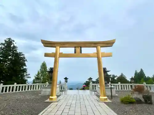 秋葉山本宮 秋葉神社 上社の{uncategorized: "未分類", other: "その他", undefined: "問題あり", building: "その他建物", grave: "お墓", sacred_gate: "鳥居", guardian: "狛犬", statue: "像", buddha: "仏像", history: "歴史", nature: "自然", garden: "庭園", animal: "動物", pagoda: "塔", temizu: "手水舎", mountain_gate: "山門・神門", sanctuary: "本殿・本堂", subordinate: "末社・摂社", art: "芸術", scenery: "景色", jizo: "地蔵", ema: "絵馬", goshuin: "御朱印", omikuji: "おみくじ", items: "授与品その他", amulet: "お守り", goshuincho: "御朱印帳", eats: "食事", festival: "お祭り", votive_dance: "神楽", shichigosan: "七五三参", wedding: "結婚式", experience: "体験その他", initially: "初詣", around: "周辺", anti_infection: "感染症対策"}