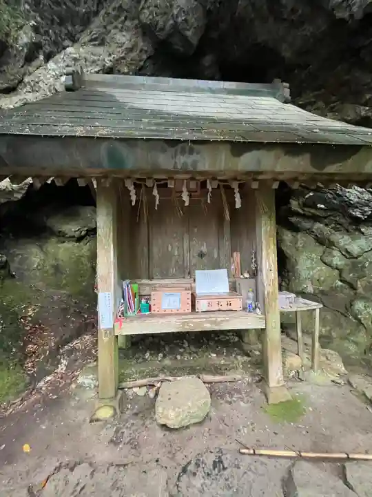 韓竈神社の{uncategorized: "未分類", other: "その他", undefined: "問題あり", building: "その他建物", grave: "お墓", sacred_gate: "鳥居", guardian: "狛犬", statue: "像", buddha: "仏像", history: "歴史", nature: "自然", garden: "庭園", animal: "動物", pagoda: "塔", temizu: "手水舎", mountain_gate: "山門・神門", sanctuary: "本殿・本堂", subordinate: "末社・摂社", art: "芸術", scenery: "景色", jizo: "地蔵", ema: "絵馬", goshuin: "御朱印", omikuji: "おみくじ", items: "授与品その他", amulet: "お守り", goshuincho: "御朱印帳", eats: "食事", festival: "お祭り", votive_dance: "神楽", shichigosan: "七五三参", wedding: "結婚式", experience: "体験その他", initially: "初詣", around: "周辺", anti_infection: "感染症対策"}