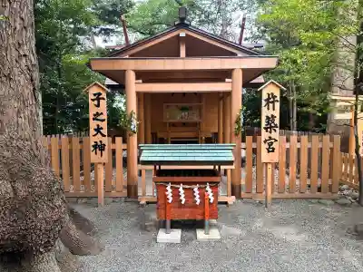 伊勢山皇大神宮の{uncategorized: "未分類", other: "その他", undefined: "問題あり", building: "その他建物", grave: "お墓", sacred_gate: "鳥居", guardian: "狛犬", statue: "像", buddha: "仏像", history: "歴史", nature: "自然", garden: "庭園", animal: "動物", pagoda: "塔", temizu: "手水舎", mountain_gate: "山門・神門", sanctuary: "本殿・本堂", subordinate: "末社・摂社", art: "芸術", scenery: "景色", jizo: "地蔵", ema: "絵馬", goshuin: "御朱印", omikuji: "おみくじ", items: "授与品その他", amulet: "お守り", goshuincho: "御朱印帳", eats: "食事", festival: "お祭り", votive_dance: "神楽", shichigosan: "七五三参", wedding: "結婚式", experience: "体験その他", initially: "初詣", around: "周辺", anti_infection: "感染症対策"}