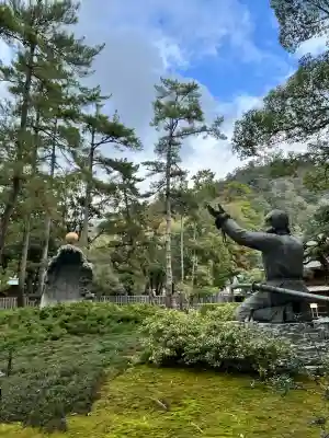 出雲大社の{uncategorized: "未分類", other: "その他", undefined: "問題あり", building: "その他建物", grave: "お墓", sacred_gate: "鳥居", guardian: "狛犬", statue: "像", buddha: "仏像", history: "歴史", nature: "自然", garden: "庭園", animal: "動物", pagoda: "塔", temizu: "手水舎", mountain_gate: "山門・神門", sanctuary: "本殿・本堂", subordinate: "末社・摂社", art: "芸術", scenery: "景色", jizo: "地蔵", ema: "絵馬", goshuin: "御朱印", omikuji: "おみくじ", items: "授与品その他", amulet: "お守り", goshuincho: "御朱印帳", eats: "食事", festival: "お祭り", votive_dance: "神楽", shichigosan: "七五三参", wedding: "結婚式", experience: "体験その他", initially: "初詣", around: "周辺", anti_infection: "感染症対策"}