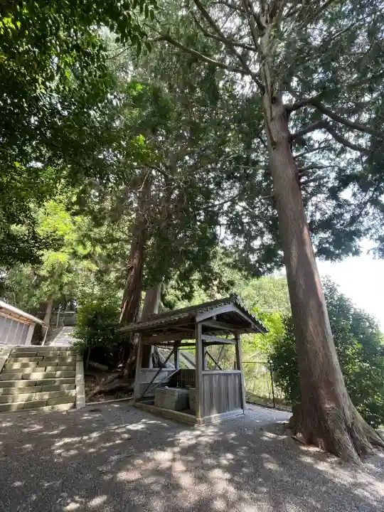 稲荷神社 (甲南町稗谷)の{uncategorized: "未分類", other: "その他", undefined: "問題あり", building: "その他建物", grave: "お墓", sacred_gate: "鳥居", guardian: "狛犬", statue: "像", buddha: "仏像", history: "歴史", nature: "自然", garden: "庭園", animal: "動物", pagoda: "塔", temizu: "手水舎", mountain_gate: "山門・神門", sanctuary: "本殿・本堂", subordinate: "末社・摂社", art: "芸術", scenery: "景色", jizo: "地蔵", ema: "絵馬", goshuin: "御朱印", omikuji: "おみくじ", items: "授与品その他", amulet: "お守り", goshuincho: "御朱印帳", eats: "食事", festival: "お祭り", votive_dance: "神楽", shichigosan: "七五三参", wedding: "結婚式", experience: "体験その他", initially: "初詣", around: "周辺", anti_infection: "感染症対策"}