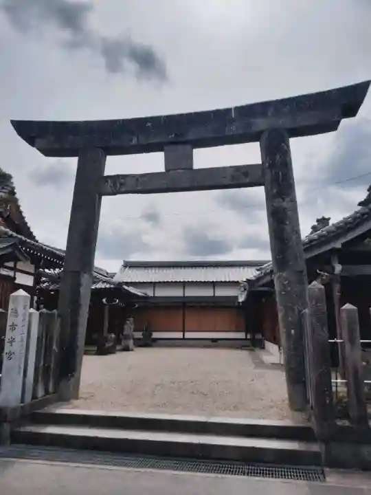 蛭子神社の{uncategorized: "未分類", other: "その他", undefined: "問題あり", building: "その他建物", grave: "お墓", sacred_gate: "鳥居", guardian: "狛犬", statue: "像", buddha: "仏像", history: "歴史", nature: "自然", garden: "庭園", animal: "動物", pagoda: "塔", temizu: "手水舎", mountain_gate: "山門・神門", sanctuary: "本殿・本堂", subordinate: "末社・摂社", art: "芸術", scenery: "景色", jizo: "地蔵", ema: "絵馬", goshuin: "御朱印", omikuji: "おみくじ", items: "授与品その他", amulet: "お守り", goshuincho: "御朱印帳", eats: "食事", festival: "お祭り", votive_dance: "神楽", shichigosan: "七五三参", wedding: "結婚式", experience: "体験その他", initially: "初詣", around: "周辺", anti_infection: "感染症対策"}